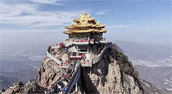 女員工在老君山慶祝節(jié)日