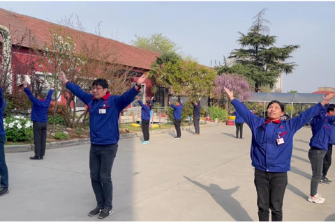 春風(fēng)灑花香，體育場(chǎng)內(nèi)激情燃